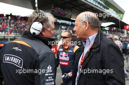 (L to R): Otmar Szafnauer (USA) Sahara Force India F1 Chief Operating Officer with Ron Dennis (GBR) McLaren Executive Chairman on the grid. 21.06.2015. Formula 1 World Championship, Rd 8, Austrian Grand Prix, Spielberg, Austria, Race Day.