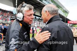 (L to R): Otmar Szafnauer (USA) Sahara Force India F1 Chief Operating Officer on the grid with Ron Dennis (GBR) McLaren Executive Chairman. 21.06.2015. Formula 1 World Championship, Rd 8, Austrian Grand Prix, Spielberg, Austria, Race Day.