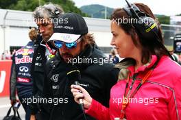 Fernando Alonso (ESP) McLaren with Lee McKenzie (GBR) BBC Television Reporter on the grid. 21.06.2015. Formula 1 World Championship, Rd 8, Austrian Grand Prix, Spielberg, Austria, Race Day.