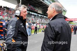 (L to R): Otmar Szafnauer (USA) Sahara Force India F1 Chief Operating Officer on the grid with Ron Dennis (GBR) McLaren Executive Chairman. 21.06.2015. Formula 1 World Championship, Rd 8, Austrian Grand Prix, Spielberg, Austria, Race Day.