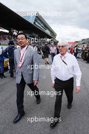 Bernie Ecclestone (GBR) with Takahiro Hachigo (JPN) Honda CEO on the grid. 21.06.2015. Formula 1 World Championship, Rd 8, Austrian Grand Prix, Spielberg, Austria, Race Day.