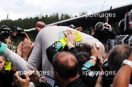 Race winner Nico Rosberg (GER) Mercedes AMG F1 celebrates with the team in parc ferme. 21.06.2015. Formula 1 World Championship, Rd 8, Austrian Grand Prix, Spielberg, Austria, Race Day.