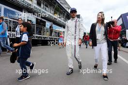 Felipe Massa (BRA) Williams with his wife Rafaela Bassi (BRA) and Felipinho Massa (BRA). 21.06.2015. Formula 1 World Championship, Rd 8, Austrian Grand Prix, Spielberg, Austria, Race Day.