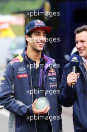 Daniel Ricciardo (AUS) Red Bull Racing with Will Buxton (GBR) NBC Sports Network TV Presenter. 18.06.2015. Formula 1 World Championship, Rd 8, Austrian Grand Prix, Spielberg, Austria, Preparation Day.
