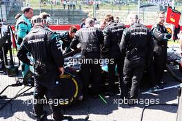 Mercedes AMG F1 mechanics on the grid. 23.08.2015. Formula 1 World Championship, Rd 13, Belgian Grand Prix, Spa Francorchamps, Belgium, Race Day.