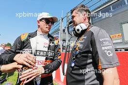 Nico Hulkenberg (GER) Sahara Force India F1 with Bradley Joyce (GBR) Sahara Force India F1 Race Engineer on the grid. 23.08.2015. Formula 1 World Championship, Rd 13, Belgian Grand Prix, Spa Francorchamps, Belgium, Race Day.