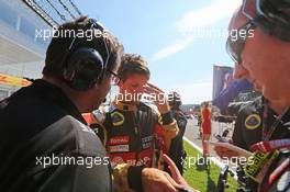 Romain Grosjean (FRA) Lotus F1 Team on the grid with Julien Simon-Chautemps (FRA) Lotus F1 Team Race Engineer (Left). 23.08.2015. Formula 1 World Championship, Rd 13, Belgian Grand Prix, Spa Francorchamps, Belgium, Race Day.
