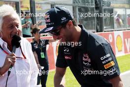 Daniel Ricciardo (AUS) Red Bull Racing with Bob Constanduros (GBR) Journalist and Circuit Commentator on the drivers parade. 23.08.2015. Formula 1 World Championship, Rd 13, Belgian Grand Prix, Spa Francorchamps, Belgium, Race Day.