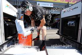 Sahara Force India F1 Team mechanic with dry ice. 23.08.2015. Formula 1 World Championship, Rd 13, Belgian Grand Prix, Spa Francorchamps, Belgium, Race Day.