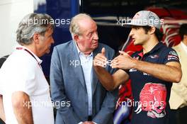 (L to R): Carlos Sainz (ESP) with Former Spanish King Juan Carlos and Carlos Sainz Jr (ESP) Scuderia Toro Rosso. 17.04.2015. Formula 1 World Championship, Rd 4, Bahrain Grand Prix, Sakhir, Bahrain, Practice Day