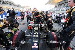Pastor Maldonado (VEN) Lotus F1 E23 on the grid. 19.04.2015. Formula 1 World Championship, Rd 4, Bahrain Grand Prix, Sakhir, Bahrain, Race Day.