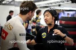 Romain Grosjean (FRA), Lotus F1 Team and Ayao Komatsu (JPN), Lotus F1 Team   19.04.2015. Formula 1 World Championship, Rd 4, Bahrain Grand Prix, Sakhir, Bahrain, Race Day.