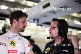 Romain Grosjean (FRA), Lotus F1 Team Julien Simon-Chautemps (FRA) Lotus F1 Team Race Engineer 19.04.2015. Formula 1 World Championship, Rd 4, Bahrain Grand Prix, Sakhir, Bahrain, Race Day.
