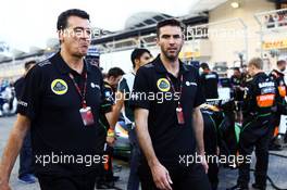 (L to R): Federico Gastaldi (ARG) Lotus F1 Team Deputy Team Principal and Matthew Carter (GBR) Lotus F1 Team CEO on the grid. 19.04.2015. Formula 1 World Championship, Rd 4, Bahrain Grand Prix, Sakhir, Bahrain, Race Day.