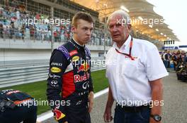 (L to R): Daniil Kvyat (RUS) Red Bull Racing and Dr Helmut Marko (AUT) Red Bull Motorsport Consultant on the grid. 19.04.2015. Formula 1 World Championship, Rd 4, Bahrain Grand Prix, Sakhir, Bahrain, Race Day.