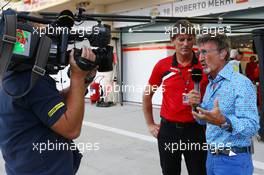 Eddie Jordan (IRE) BBC Television Pundit with Graeme Lowdon (GBR) Manor Marussia F1 Team Chief Executive Officer. 19.04.2015. Formula 1 World Championship, Rd 4, Bahrain Grand Prix, Sakhir, Bahrain, Race Day.