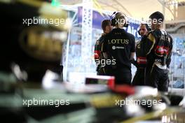 Lotus F1 Team mechanics 19.04.2015. Formula 1 World Championship, Rd 4, Bahrain Grand Prix, Sakhir, Bahrain, Race Day.