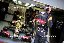 Lotus F1 Team mechanic 19.04.2015. Formula 1 World Championship, Rd 4, Bahrain Grand Prix, Sakhir, Bahrain, Race Day.