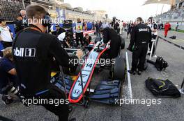 Fernando Alonso (ESP) McLaren MP4-30 on the grid. 19.04.2015. Formula 1 World Championship, Rd 4, Bahrain Grand Prix, Sakhir, Bahrain, Race Day.