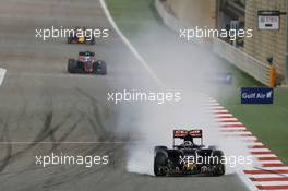 Carlos Sainz Jr (ESP) Scuderia Toro Rosso STR10 locks up under braking. 19.04.2015. Formula 1 World Championship, Rd 4, Bahrain Grand Prix, Sakhir, Bahrain, Race Day.