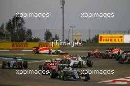 Lewis Hamilton (GBR) Mercedes AMG F1 W06 at the start of the race. 19.04.2015. Formula 1 World Championship, Rd 4, Bahrain Grand Prix, Sakhir, Bahrain, Race Day.