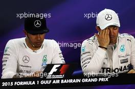 (L to R): Lewis Hamilton (GBR) Mercedes AMG F1 and team mate Nico Rosberg (GER) Mercedes AMG F1 in the FIA Press Conference. 18.04.2015. Formula 1 World Championship, Rd 4, Bahrain Grand Prix, Sakhir, Bahrain, Qualifying Day.