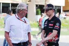 (L to R): Dr Helmut Marko (AUT) Red Bull Motorsport Consultant with Max Verstappen (NLD) Scuderia Toro Rosso. 19.04.2015. Formula 1 World Championship, Rd 4, Bahrain Grand Prix, Sakhir, Bahrain, Race Day.
