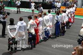 The grid observes a minutes silence for World Day of Remembrance for Road Traffic Victims and the victims of the Paris terrorist attacks. 15.11.2015. Formula 1 World Championship, Rd 18, Brazilian Grand Prix, Sao Paulo, Brazil, Race Day.