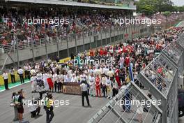 The grid observes a minutes silence for World Day of Remembrance for Road Traffic Victims and the victims of the Paris terrorist attacks. 15.11.2015. Formula 1 World Championship, Rd 18, Brazilian Grand Prix, Sao Paulo, Brazil, Race Day.