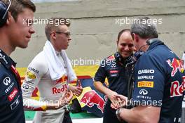 Daniil Kvyat (RUS) Red Bull Racing with Gianpiero Lambiase (ITA) Red Bull Racing Engineer and Jonathan Wheatley (GBR) Red Bull Racing Team Manager on the grid. 15.11.2015. Formula 1 World Championship, Rd 18, Brazilian Grand Prix, Sao Paulo, Brazil, Race Day.