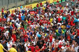 Fans at the podium. 15.11.2015. Formula 1 World Championship, Rd 18, Brazilian Grand Prix, Sao Paulo, Brazil, Race Day.