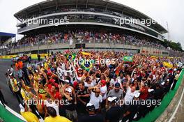 Fans at the podium. 15.11.2015. Formula 1 World Championship, Rd 18, Brazilian Grand Prix, Sao Paulo, Brazil, Race Day.