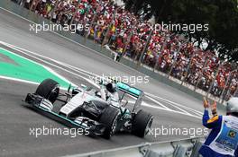 Race winner Nico Rosberg (GER) Mercedes AMG F1 W06 celebrates at the end of the race. 15.11.2015. Formula 1 World Championship, Rd 18, Brazilian Grand Prix, Sao Paulo, Brazil, Race Day.