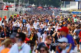 Fans enjoy a pit lane walkabout. 14.11.2015. Formula 1 World Championship, Rd 18, Brazilian Grand Prix, Sao Paulo, Brazil, Qualifying Day.