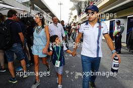 Felipe Massa (BRA) Williams with his wife Rafaela Bassi (BRA) and son Felipinho Massa (BRA). 14.11.2015. Formula 1 World Championship, Rd 18, Brazilian Grand Prix, Sao Paulo, Brazil, Qualifying Day.