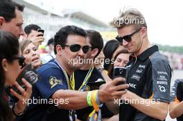 Nico Hulkenberg (GER) Sahara Force India F1 signs autographs for the fans. 15.11.2015. Formula 1 World Championship, Rd 18, Brazilian Grand Prix, Sao Paulo, Brazil, Race Day.