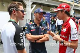 (L to R): Stoffel Vandoorne (BEL) McLaren Test and Reserve Driver with Pierre Gasly (FRA) Red Bull Racing Test Driver and Esteban Gutierrez (MEX) Ferrari Test and Reserve Driver. 15.11.2015. Formula 1 World Championship, Rd 18, Brazilian Grand Prix, Sao Paulo, Brazil, Race Day.