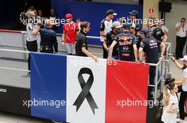 Romain Grosjean (FRA) Lotus F1 Team on the drivers parade as F1 pays its respects to the victims of the Paris terrorist attacks. 15.11.2015. Formula 1 World Championship, Rd 18, Brazilian Grand Prix, Sao Paulo, Brazil, Race Day.