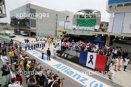  F1 pays its respects to the victims of the Paris terrorist attacks on the drivers parade. 15.11.2015. Formula 1 World Championship, Rd 18, Brazilian Grand Prix, Sao Paulo, Brazil, Race Day.