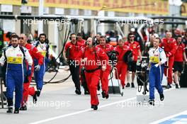Mechanics clear the grid. 07.06.2015. Formula 1 World Championship, Rd 7, Canadian Grand Prix, Montreal, Canada, Race Day.