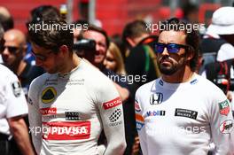 (L to R): rgep with Fernando Alonso (ESP) McLaren on the grid. 10.05.2015. Formula 1 World Championship, Rd 5, Spanish Grand Prix, Barcelona, Spain, Race Day.