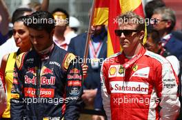 (L to R): Carlos Sainz Jr (ESP) Scuderia Toro Rosso with Kimi Raikkonen (FIN) Ferrari on the grid. 10.05.2015. Formula 1 World Championship, Rd 5, Spanish Grand Prix, Barcelona, Spain, Race Day.