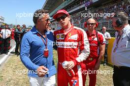 (L to R): Jean Alesi (FRA) with Kimi Raikkonen (FIN) Ferrari on the grid. 10.05.2015. Formula 1 World Championship, Rd 5, Spanish Grand Prix, Barcelona, Spain, Race Day.