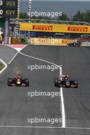 Daniil Kvyat (RUS) Red Bull Racing RB11 and Max Verstappen (NLD) Scuderia Toro Rosso STR10 battle for position. 10.05.2015. Formula 1 World Championship, Rd 5, Spanish Grand Prix, Barcelona, Spain, Race Day.
