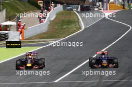 Daniel Ricciardo (AUS) Red Bull Racing RB11 and Carlos Sainz Jr (ESP) Scuderia Toro Rosso STR10 battle for position. 10.05.2015. Formula 1 World Championship, Rd 5, Spanish Grand Prix, Barcelona, Spain, Race Day.