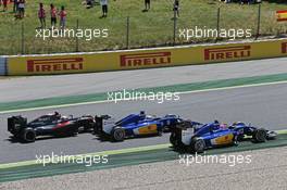 Felipe Nasr (BRA) Sauber C34 leads Marcus Ericsson (SWE) Sauber C34 and Jenson Button (GBR) McLaren MP4-30 at the start of the race. 10.05.2015. Formula 1 World Championship, Rd 5, Spanish Grand Prix, Barcelona, Spain, Race Day.