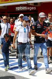 (L to R): Felipe Massa (BRA) Williams with his son Felipinho Massa (BRA) and Carlos Sainz Jr (ESP) Scuderia Toro Rosso on the drivers parade. 10.05.2015. Formula 1 World Championship, Rd 5, Spanish Grand Prix, Barcelona, Spain, Race Day.
