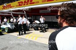 Fernando Alonso (ESP) McLaren watches the Mercedes AMG F1 practice pit stops. 10.05.2015. Formula 1 World Championship, Rd 5, Spanish Grand Prix, Barcelona, Spain, Race Day.