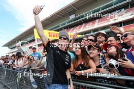 Nico Hulkenberg (GER) Sahara Force India F1 with fans. 07.05.2015. Formula 1 World Championship, Rd 5, Spanish Grand Prix, Barcelona, Spain, Preparation Day.