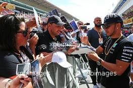 Lewis Hamilton (GBR) Mercedes AMG F1 signs autographs for the fans. 07.05.2015. Formula 1 World Championship, Rd 5, Spanish Grand Prix, Barcelona, Spain, Preparation Day.